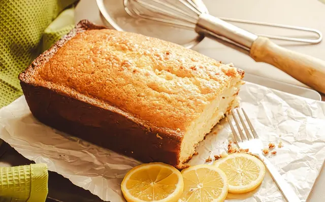 Bolo de limão de forma, com fatias de limão por cima
