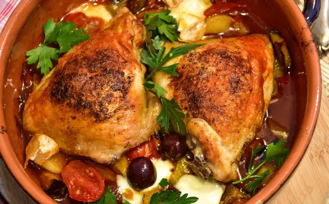 Sobrecoxas de frango assadas em panela de barro, com tomate e azeitona