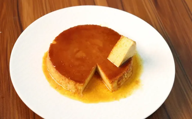 Pudim de leite com calda de caramelo escorrendo pela lateral